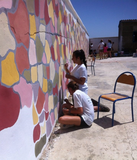 Una de las actividades realizadas fue pintar el colegio público de Briec, una pequeña escuela rural situada a unos 10km de Asilah y compuesta de cuatro aulas.